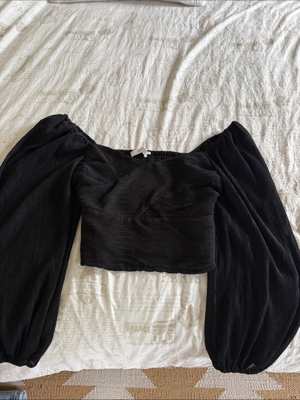 Astr Black Puff-Sleeve Cropped Blouse